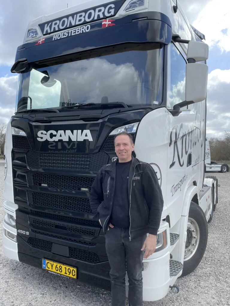 Mand foran en stor lastbil i Holstebro, Danmark.