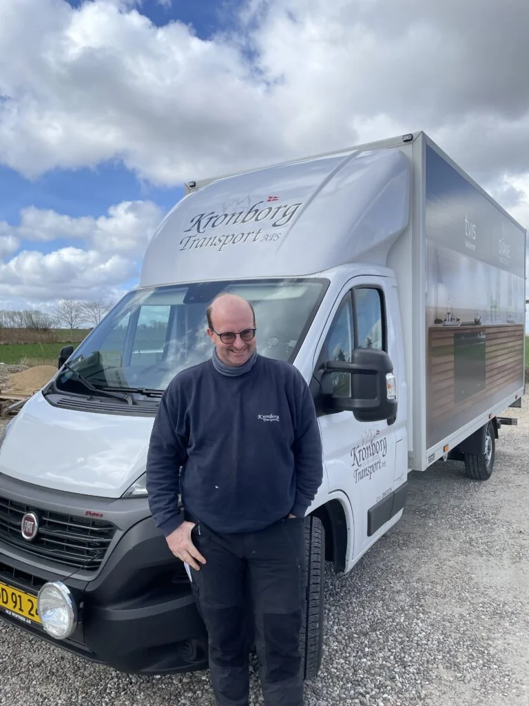 Mand foran Kronborg Transport lastbil