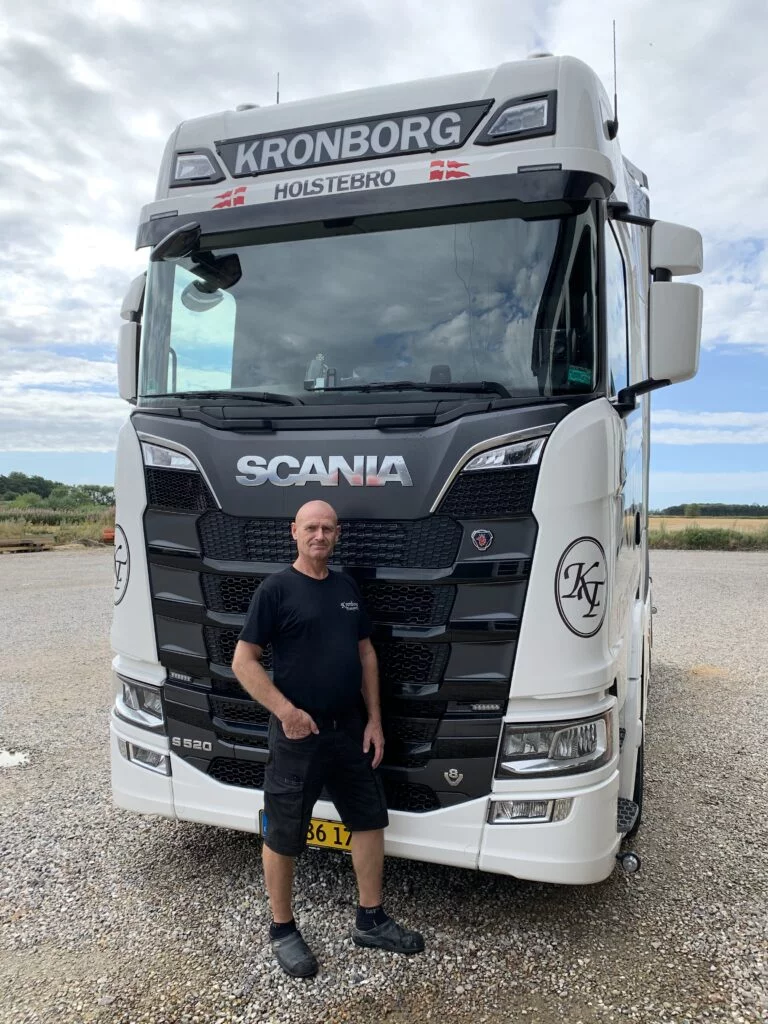 Mand foran stor lastbil, Kronborg Holstebro Scania.