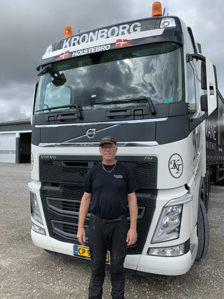 Chauffør foran hvid lastbil, Kronborg Holstebro.