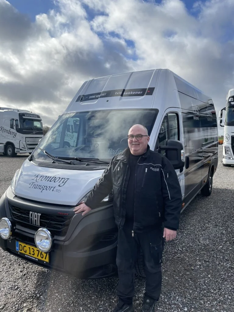 Mand står foran en varevogn fra Kronborg Transport
