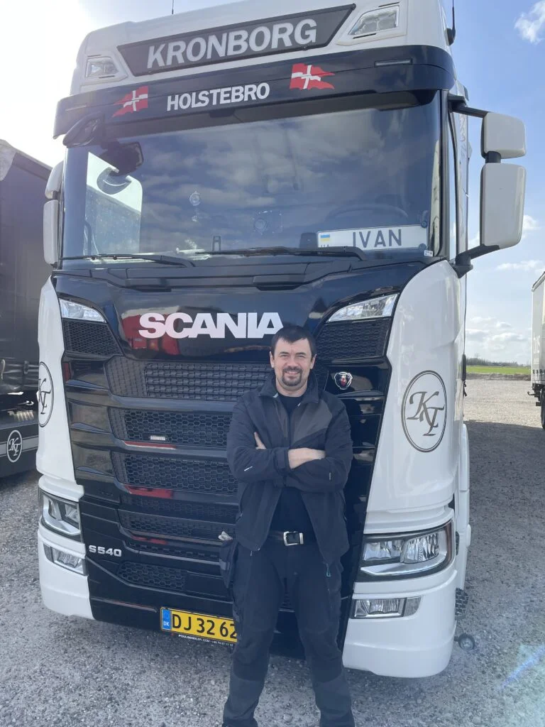 Mand står foran en Scania lastbil i Holstebro.