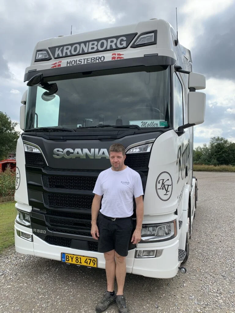 Mand står foran stor lastbil i Holstebro.