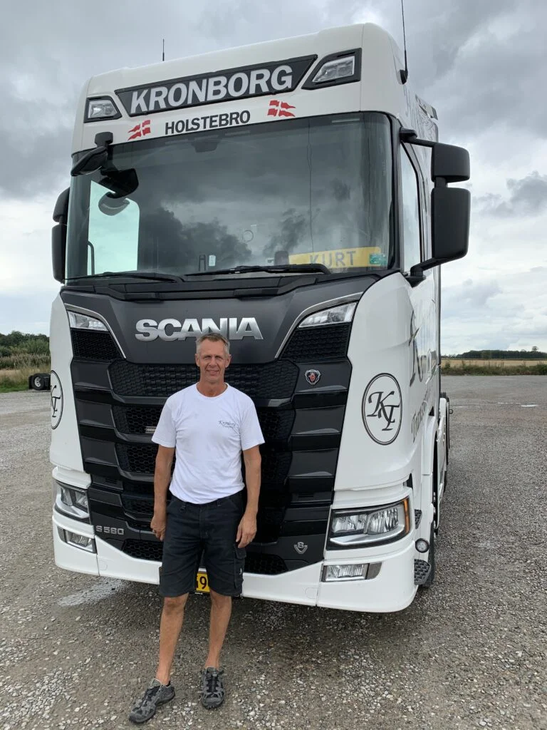 Mand foran Scania lastbil i Holstebro