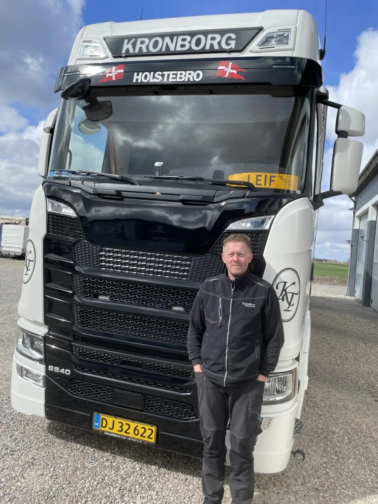 Mand foran lastbil med skilt Kronborg, Holstebro.